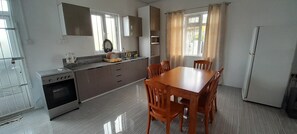 Fridge, microwave, oven, stovetop - Cozy Appartment (Ebene City)
