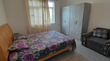3 bedrooms, desk, iron/ironing board, free WiFi