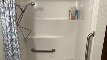 Ducha, artículos de higiene personal ecológicos y secador de pelo