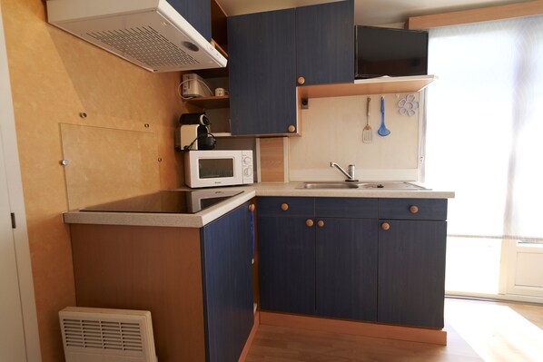 Refrigerador, microondas, placa de cocina, cafetera/tetera