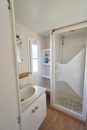 Shower, towels, soap, shampoo