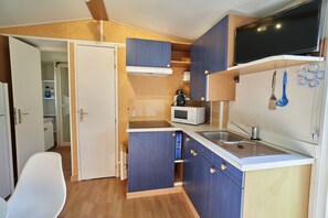 Refrigerador, microondas, parrilla de estufa y cafetera y tetera 