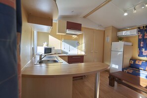 Frigorífico, microondas, placa de cocina y cafetera o tetera