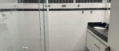 Dusche, Haartrockner, Seife, Toilettenpapier