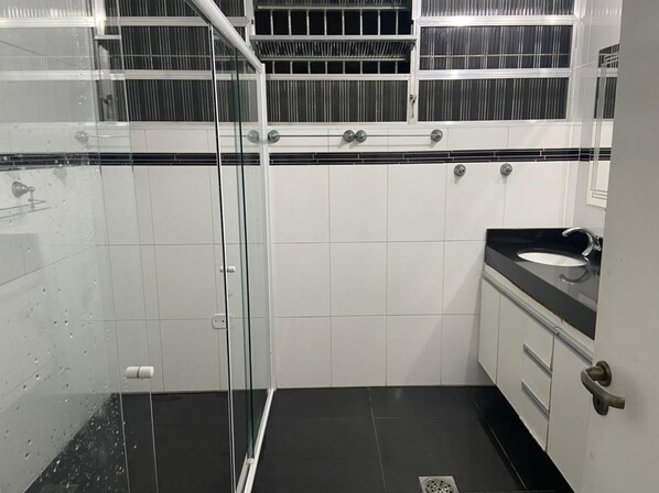 Douche, sĂšche-cheveux, savon, papier toilette