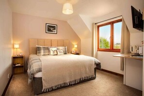 5 bedrooms, iron/ironing board, free WiFi, bed sheets