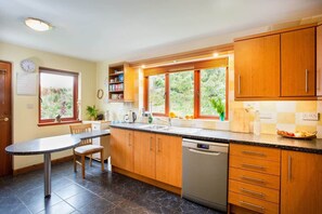 Fridge, microwave, oven, stovetop - 5-Bed Highland Lodge | NC500| Sleeps 10 (Ardross)