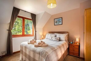 5 bedrooms, desk, iron/ironing board, free WiFi - 5-Bed Highland Lodge | NC500| Sleeps 10 (Ardross)