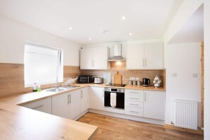 Eco-friendly cleaning products - Mike’s Cottage | 3-Bed + Garden, Wi-Fi & Parking (Ardross)