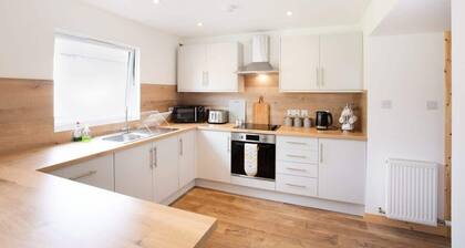 Mike’s Cottage | 3-Bed + Garden, Wi-Fi & Parking