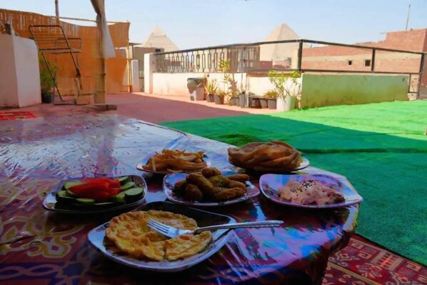 Outdoor dining - A private room with breakfast overlooking pyramids (Giza Governorate)