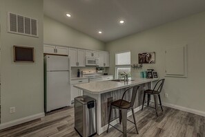 ثلاجة، ميكروويف، فرن، موقد طهي مسطح