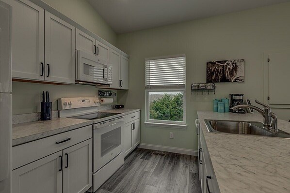 Jääkaappi, mikroaaltouuni, uuni, liesi