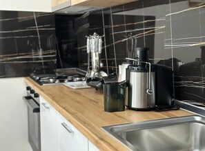 Departamento urbano | Cocina privada | Refrigerador con congelador, horno, tetera eléctrica y tostadora 