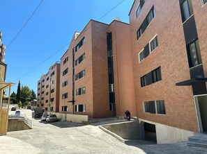 Vista frontal de la propiedad