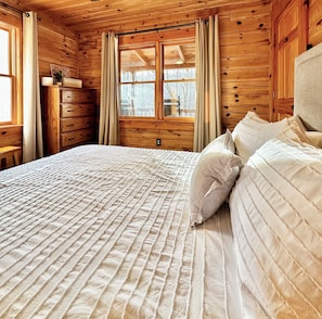 4 bedrooms, iron/ironing board, travel cot, free WiFi - Scenic Riverdeck Cabin and Mountain Retreat~Hot Tub~Wine country~Game Room (Dahlonega)