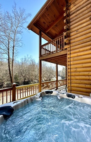 Outdoor spa tub - Scenic Riverdeck Cabin and Mountain Retreat~Hot Tub~Wine country~Game Room (Dahlonega)