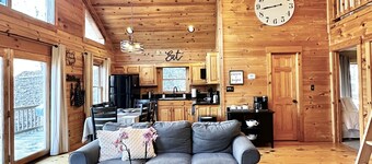 Scenic Riverdeck Cabin and Mountain Retreat~Hot Tub~Wine country~Game Room