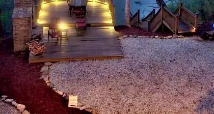 Scenic Riverdeck Cabin and Mountain Retreat~Hot Tub~Wine country~Game Room