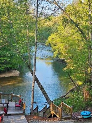 Outdoor dining - Scenic Riverdeck Cabin and Mountain Retreat~Hot Tub~Wine country~Game Room (Dahlonega)