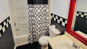 A bathroom with a shower, toilet, and sink. - Private studio next to FT Stewart (Hinesville)