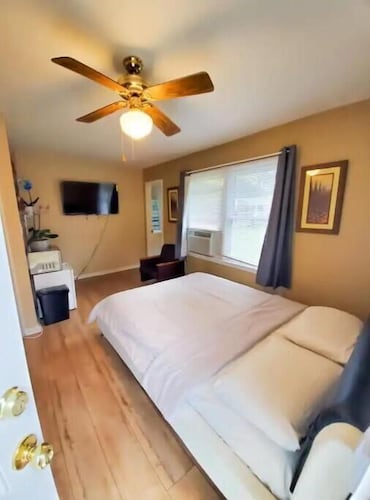 Mini studio next to Ft. Stewart/private entrance