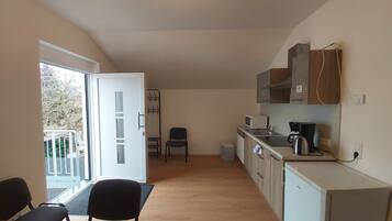 Kühlschrank, Mikrowelle, Herdplatte, Geschirrspüler