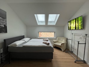 2 bedrooms, travel cot, free WiFi, bed sheets