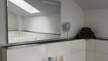 Dusche, Haartrockner, Handtücher, Seife