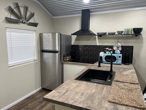 Fridge, microwave, stovetop, coffee/tea maker - Cabins with a Texas flare!! Quite and peaceful close to Austin. (Bertram)