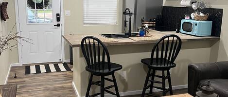 Jääkaappi, mikroaaltouuni, liesi, kahvin-/teenkeitin