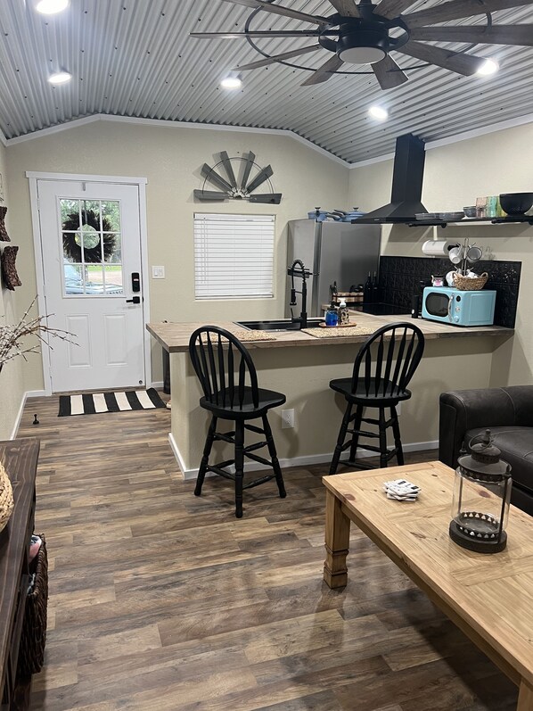Fridge, microwave, stovetop, coffee/tea maker - Cabins with a Texas flare!! Quite and peaceful close to Austin. (Bertram)