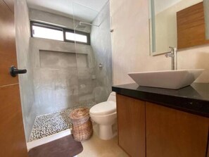Standard-Studio | Badezimmer | Dusche, Handtücher, Seife, Shampoo