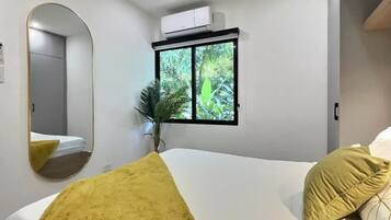 2 bedrooms, desk, iron/ironing board, WiFi