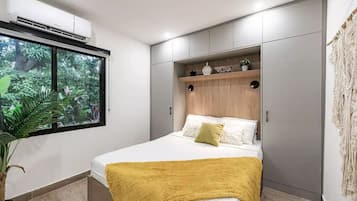 2 bedrooms, desk, iron/ironing board, WiFi