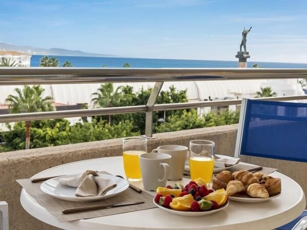 Outdoor dining - Apartment in Marina Banus for 4 people | 3-4H (Puerto Banús - Marbella)