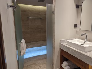 Handtücher, Seife, Shampoo, Toilettenpapier