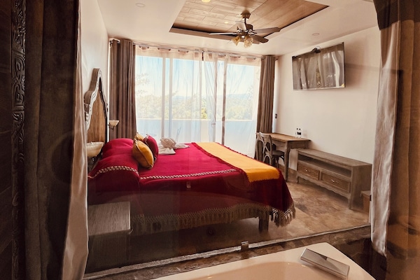 Suite Superior, pemandangan gunung | 1 kamar tidur, meja kerja, dan setrika/meja setrika