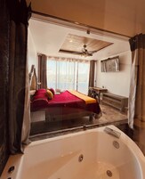 1 habitación, escritorio y tabla de planchar con plancha