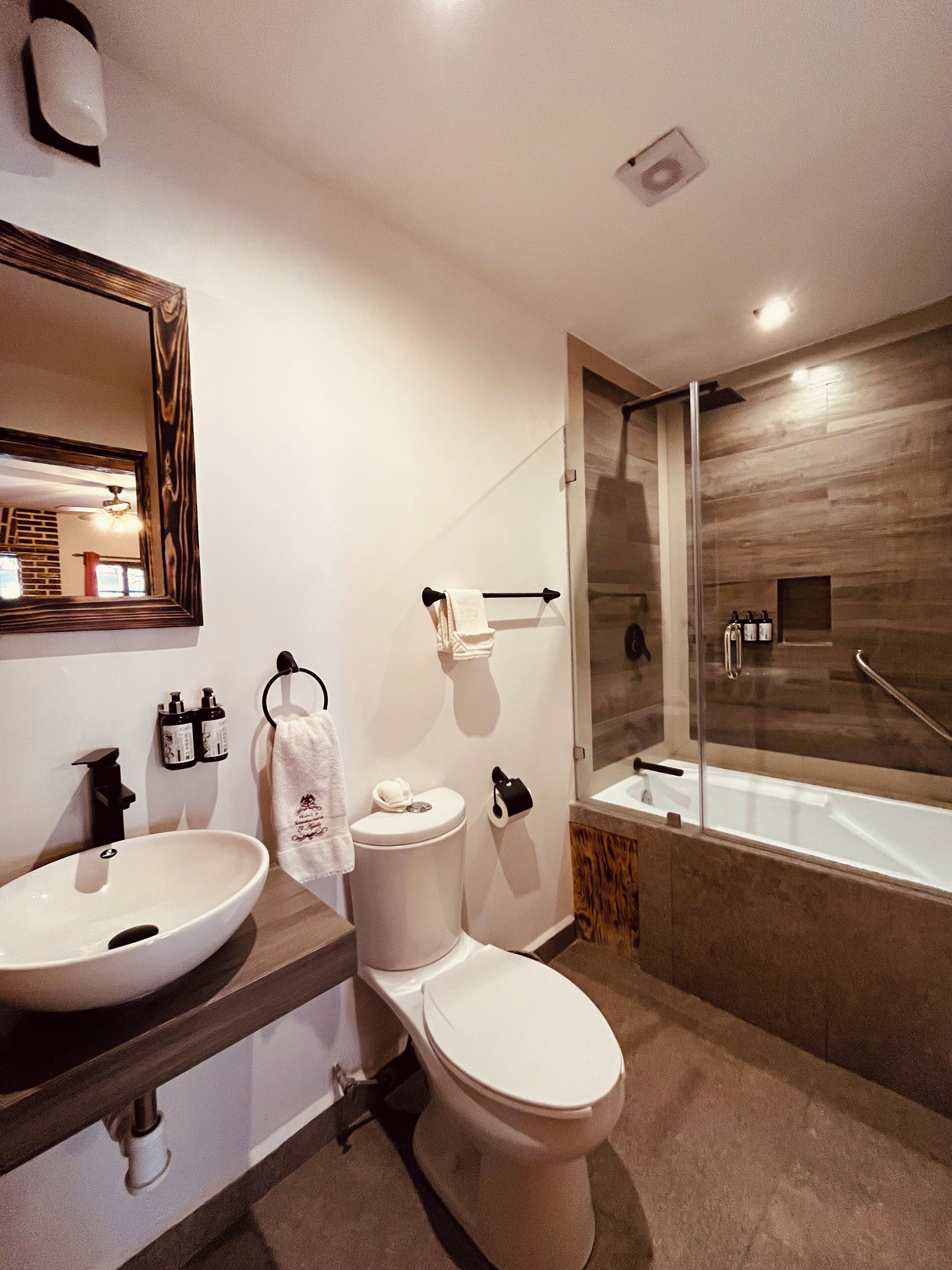 Habitación Deluxe, 2 camas matrimoniales, tina | Baño | Amenidades de baño gratuitas, toallas, jabón, shampoo 