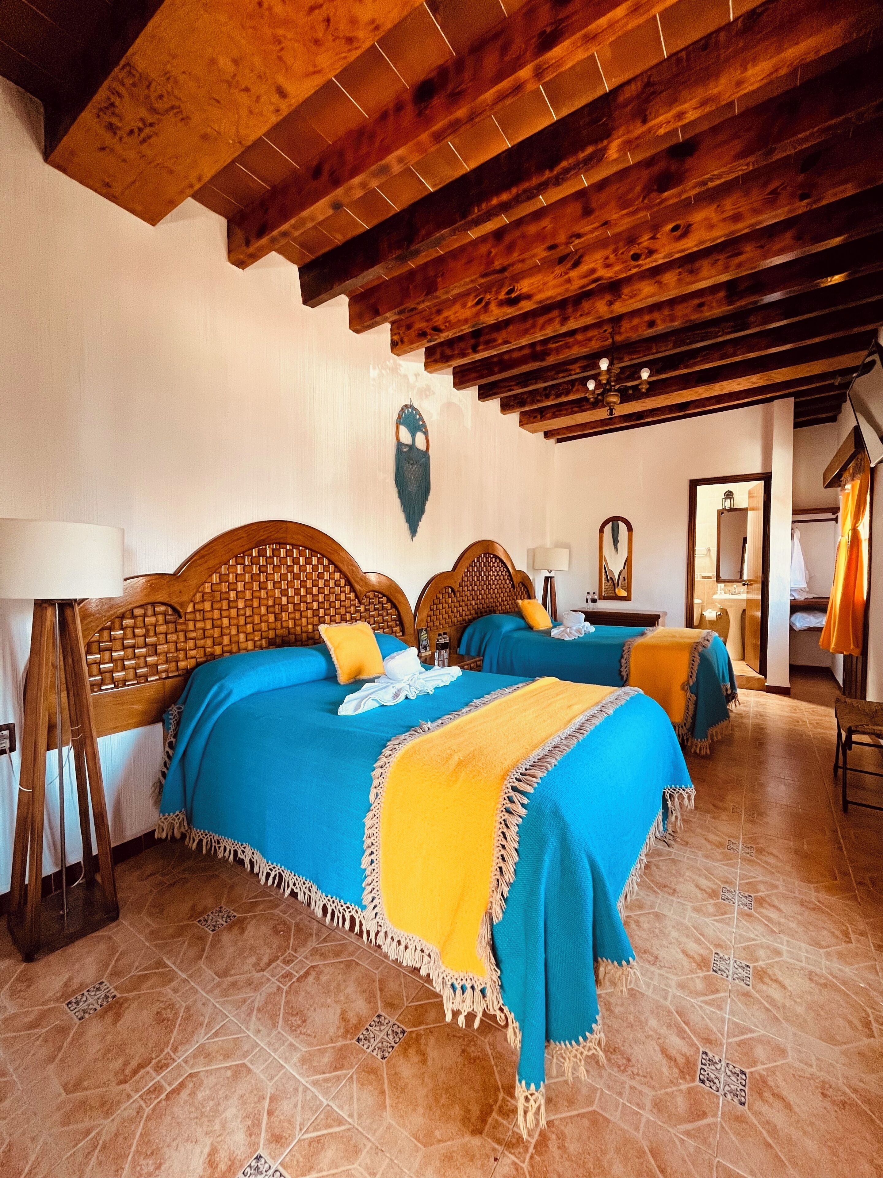 Habitación estándar, 2 camas matrimoniales | 1 habitación, escritorio, tabla de planchar con plancha y camas extra 