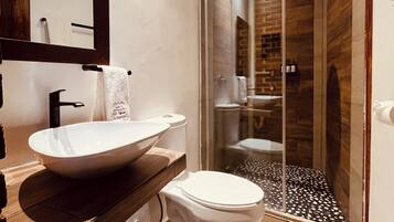 Habitació estàndard | Bany | Articles de tocador gratuïts, tovalloles, sabó i xampú