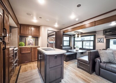 RV 1 Hill Top with amazing Lake Views c/w Queen Bed and Bunks