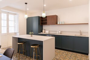 Jääkaappi, mikroaaltouuni, uuni, liesi