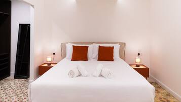 1 chambre, bureau, fer et planche à repasser, lit parapluie