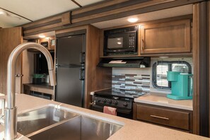 Réfrigérateur, four à micro-ondes, un four, surface de cuisson