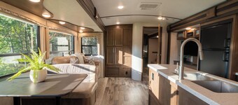 RV  2    Enjoy Lake Sunsets w/ 38' Bunkhouse at the Beach