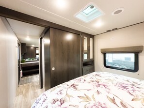 2 bedrooms, WiFi, bed sheets - RV 3    Family Beach and Dock Perfect for Weekend Getaway (Kenora)