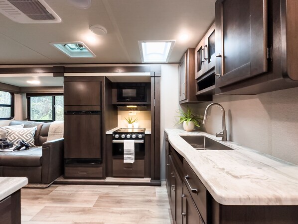 Réfrigérateur, four à micro-ondes, un four, surface de cuisson