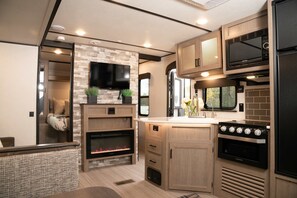 Réfrigérateur, micro-ondes, four, plaque de cuisson